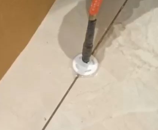 石家庄瓷砖空鼓维修公司专业解答瓷砖在铺贴过程中，如果没有涂抹均匀到位的粘结材料（如水泥砂浆或瓷砖胶），可能会导致以下问题